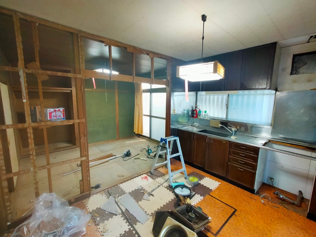 名古屋市天白区向ヶ丘で活用中の空き家/間取り変更工事中のキッチン| 愛知県・岐阜県・三重県で空き家管理・活用ならヤモタス